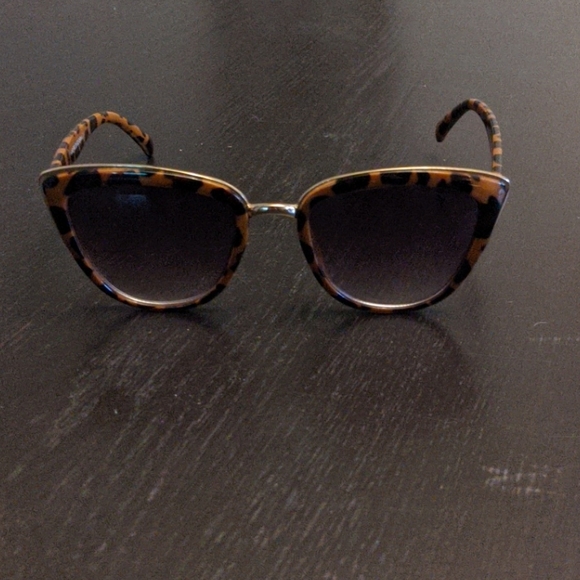 Leopard Frame Sunglasses - Picture 2 of 3